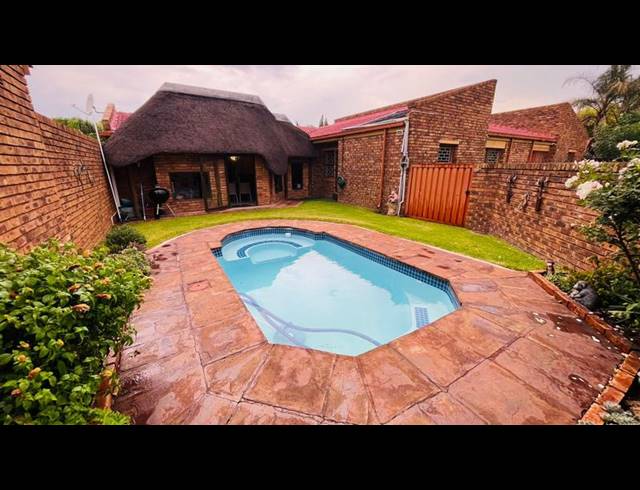 3 BEDROOM TOWNHOUSE FOR SALE IN VANDERBIJLPARK CE 3